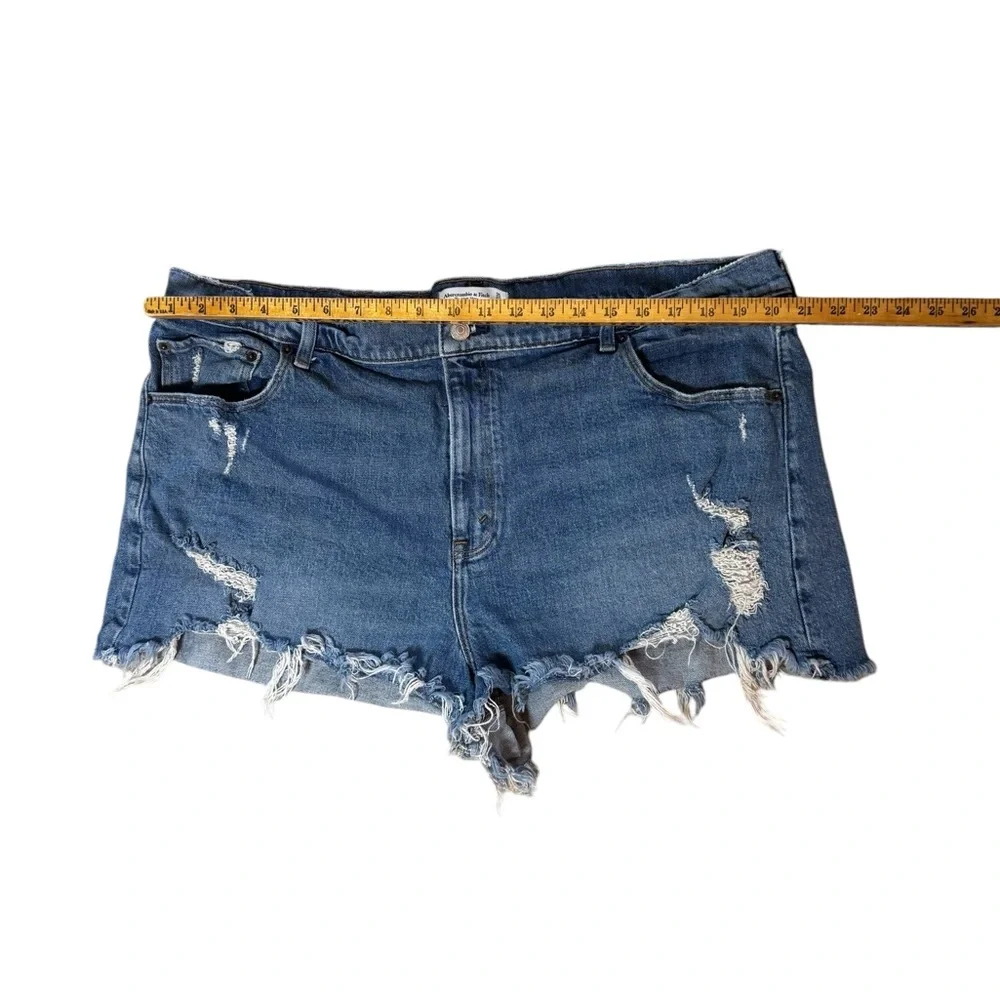 Abercrombie & Fitch Plus size Mom Shorts W 35 Distressed Cutoff Denim